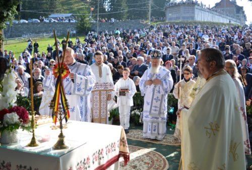 Mii de credincioși s-au rugat împreună cu ÎPS ANDREI, la hramul Mănăstirii Piatra Fântânele