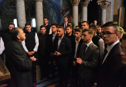 La Cluj-Napoca, școala a început în biserică. Elevii, părinții si profesorii s-au rugat alături de IPS Andrei