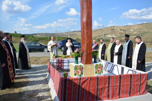 O cruce amplasată la intrarea în satul Cara, sfințită de IPS Andrei