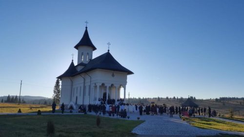 Biserica mănăstirii clujene de la Râșca Transilvană, sfințită de doi ierarhi. Cinci mii de credincioși au luat parte la hram