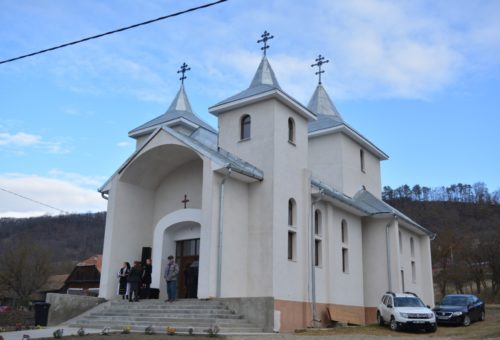 Noua biserică din Parohia bistrițeană Delureni, binecuvântată de Mitropolitul Clujului