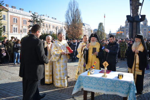 Sfântul Andrei, sărbătorit la Cluj-Napoca. Statuile episcopului Nicolae Ivan şi mitropolitului Bartolomeu, inaugurate în prezența a mii de credincioși