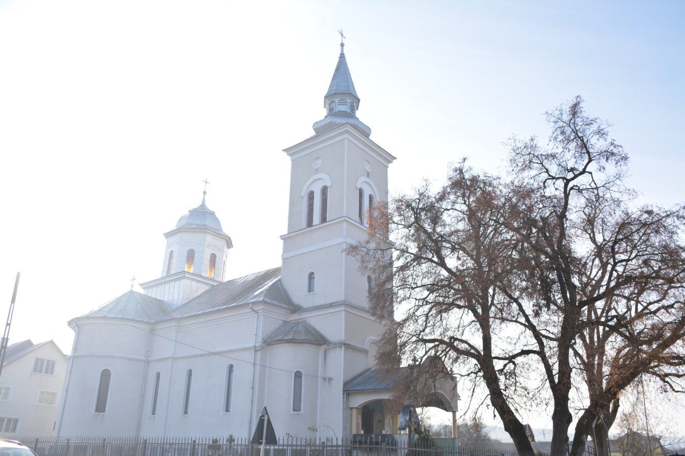 Eclesiarhul Catedralei Mitropolitane, în mijlocul credincioșilor din Buduș, județul Bistrița-Năsăud