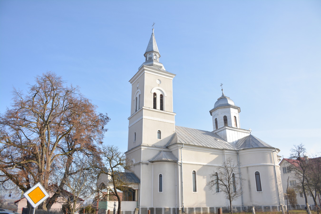 Eclesiarhul Catedralei Mitropolitane, în mijlocul credincioșilor din Buduș, județul Bistrița-Năsăud