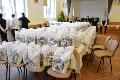 Mitropolitul Clujului a dăruit peste 300 de pachete familiilor nevoiașe