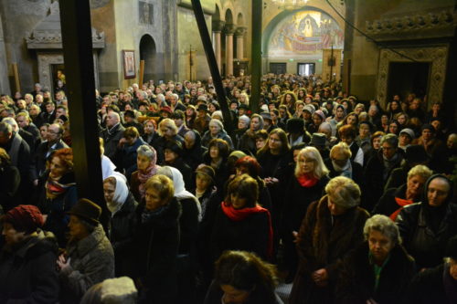 Praznicul Nașterii Domnului, sărbătorit la Catedrala Mitropolitană din Cluj. IPS Andrei: „În biserică, Mântuitorul îi învaţă pe oameni să fie oamenii păcii.”