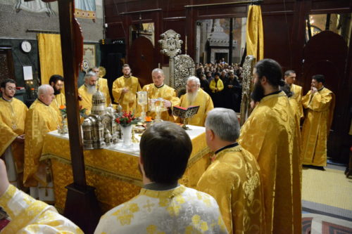 Praznicul Nașterii Domnului, sărbătorit la Catedrala Mitropolitană din Cluj. IPS Andrei: „În biserică, Mântuitorul îi învaţă pe oameni să fie oamenii păcii.”