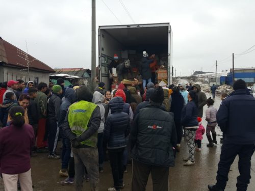 Bucurie pentru 900 de copii rromi din Pata Rât. Camionul de Crăciun a ajuns pentru al 8-lea an consecutiv la ei