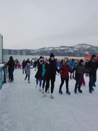 ASCOR Cluj la patinoar împreună cu copiii de la Liceul pentru Deficienți de Vedere