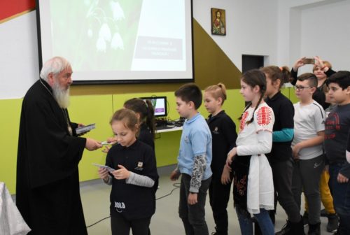Părintele Mitropolit Andrei, în mijlocul elevilor de la Liceul Teoretic „Mihai Eminescu” din Cluj-Napoca