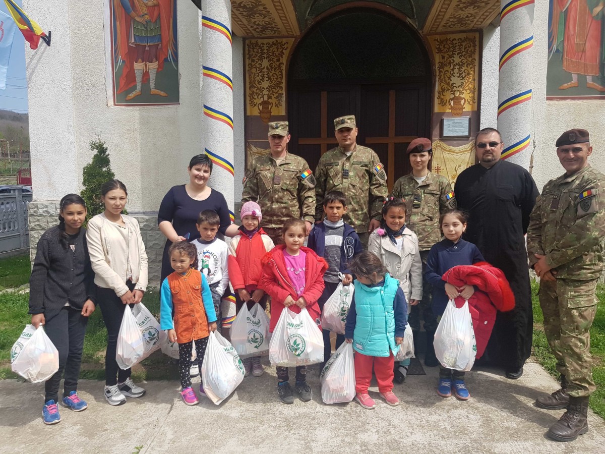Daruri din partea militarilor dejeni pentru familiile nevoiașe din Diviciorii Mari au primit