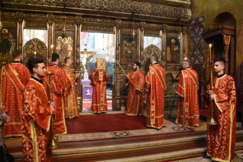 Joia Mare, la Catedrala Mitropolitană din Cluj-Napoca. Eclesiarhul Catedralei a spălat picioarele a 12 preoți, diaconi și studenți teologi