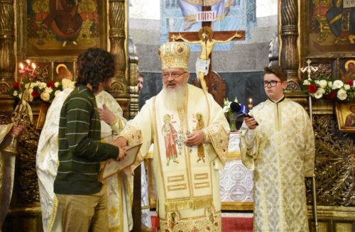 Prima zi de Paști, la Catedrala Mitropolitană din Cluj. ÎPS Andrei a premiat un elev olimpic internațional