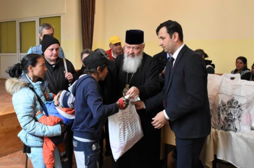 În Săptămâna Patimilor, Mitropolitul Andrei a dăruit familiilor nevoiașe peste 300 de pachete cu alimente