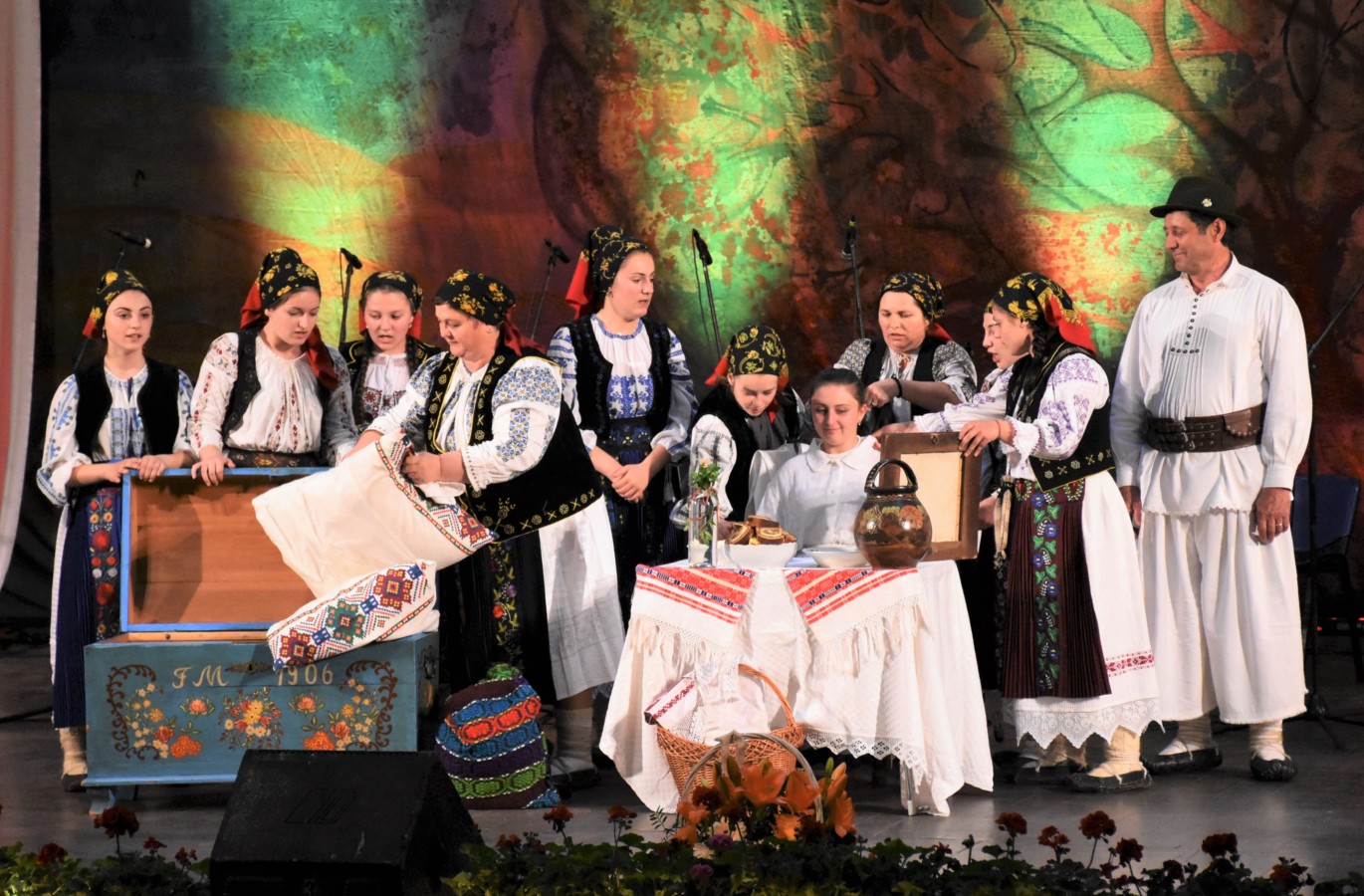 Spectacol folcloric ,,Reîntoarcerea la tradiții”, cu prilejul „Anului omagial al satului românesc” și împlinirii a 20 de ani de la înființarea Radio Renașterea