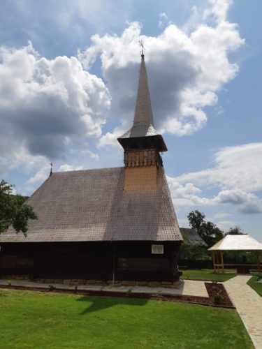 Biserica-monument istoric din parohia bistrițeană Dobricel, resfințită de Mitropolitul Clujului