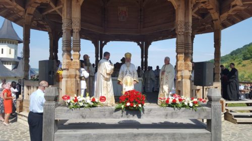 Mii de credincioși s-au rugat alături de ÎPS Andrei, la hramul Mănăstirii de la Nușeni