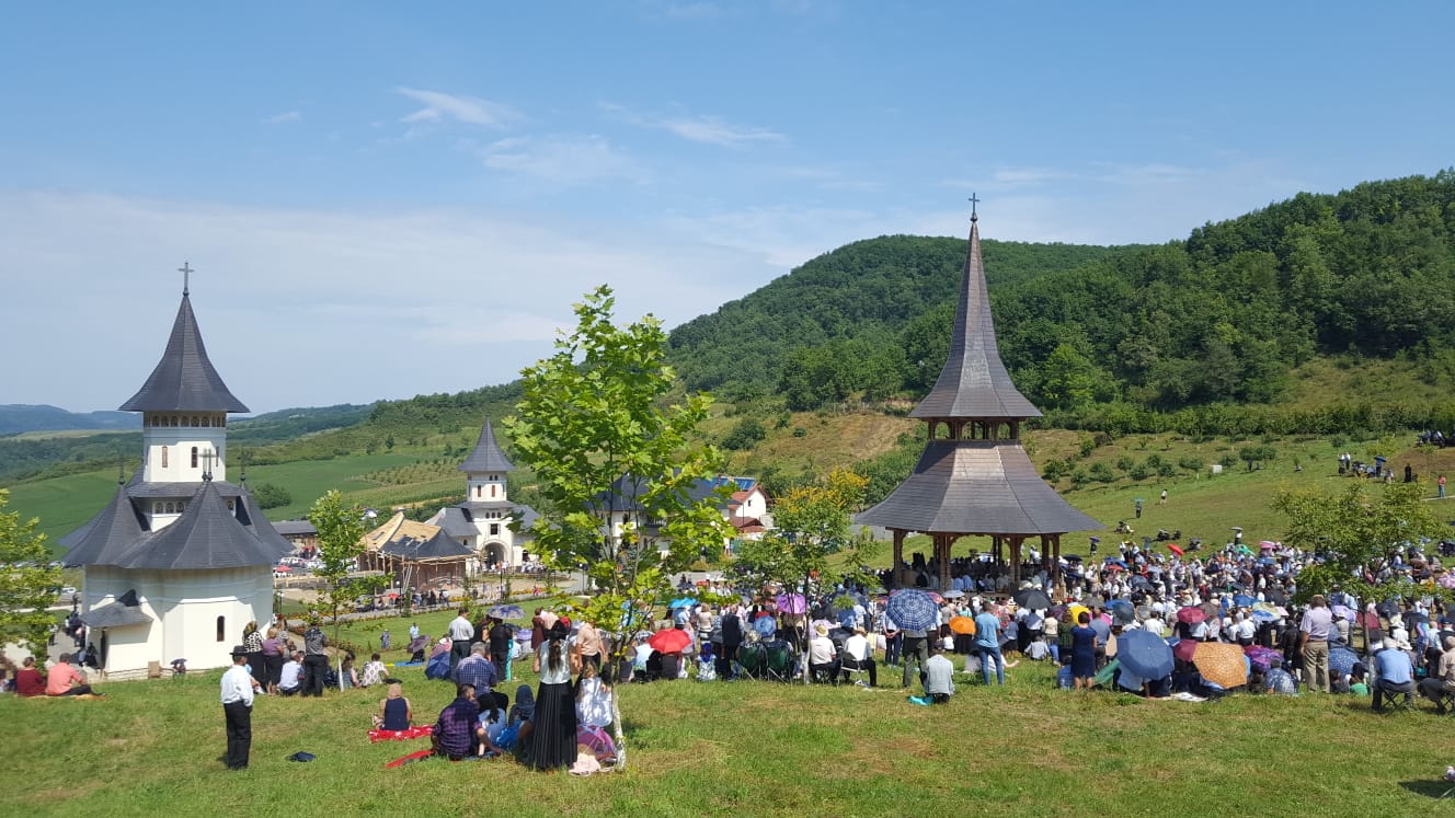 Mii de credincioși s-au rugat alături de ÎPS Andrei, la hramul Mănăstirii de la Nușeni