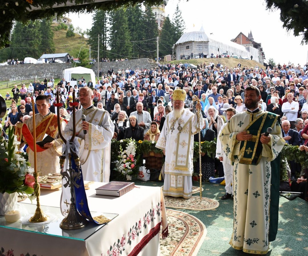 Mii de credincioși la hramul Mănăstirii „Nașterea Maicii Domnului” de la Piatra Fântânele