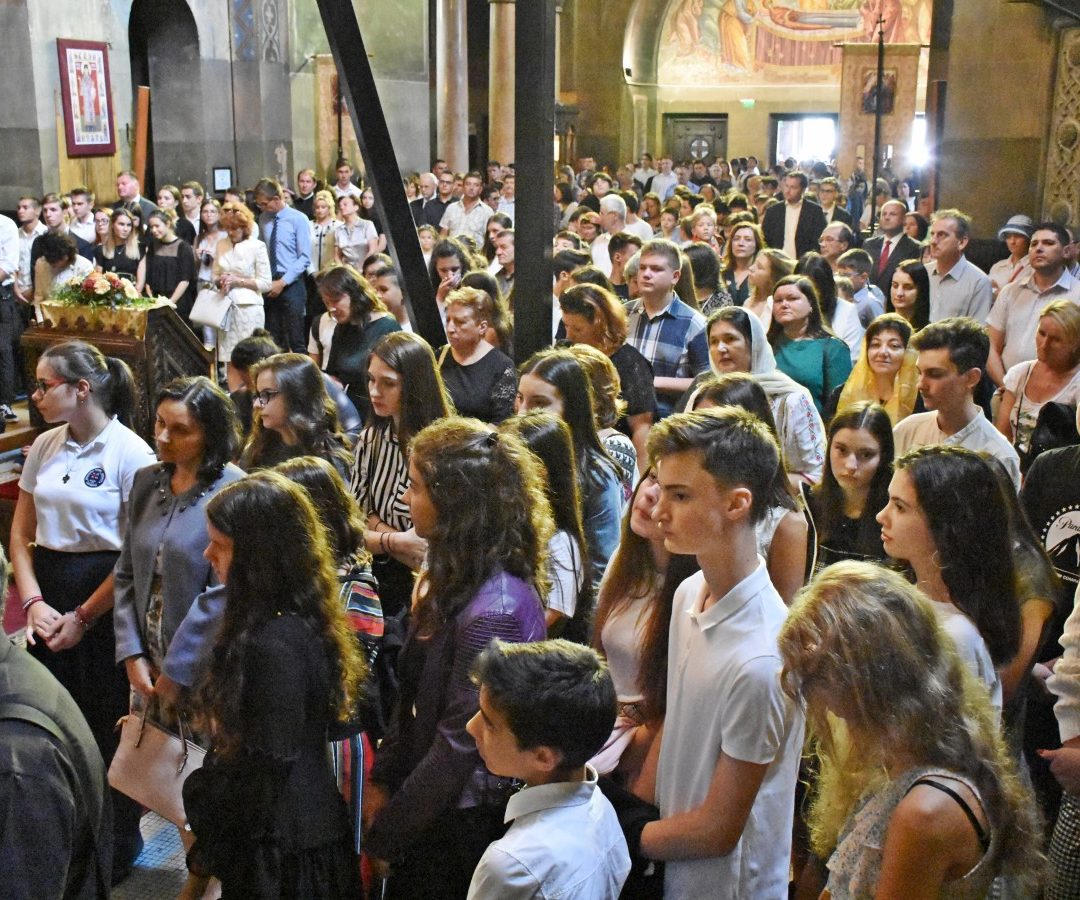La Cluj-Napoca, noul an școlar 2019-2020 a început în biserică. Elevii, părinții si profesorii s-au rugat alături de Mitropolitul Andrei