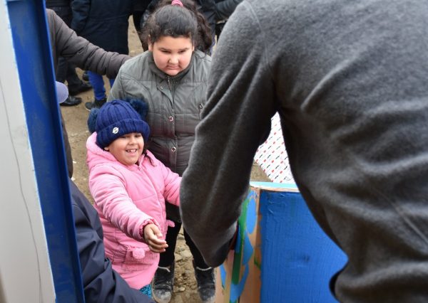 Camionul de Crăciun a ajuns pentru prima dată la cei 400 de copii de etnie rromă din Parohia misionară Turda