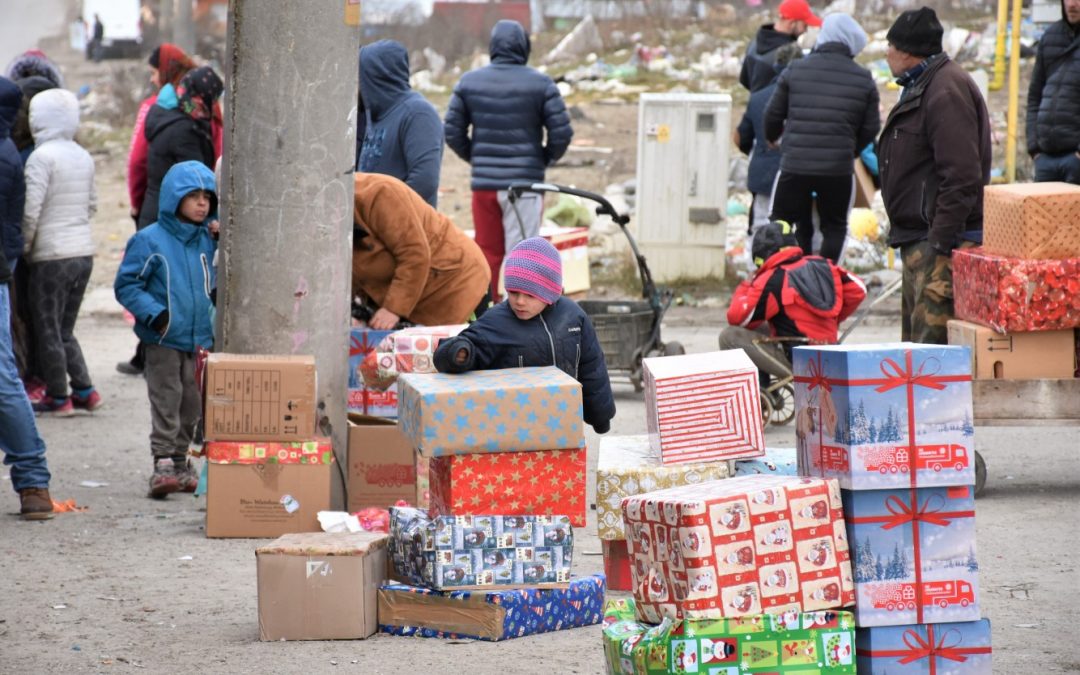 Cadouri pentru 1400 de copii de etnie rromă din Pata Rât și Turda, prin intermediul Campaniei „Camionul de Crăciun”
