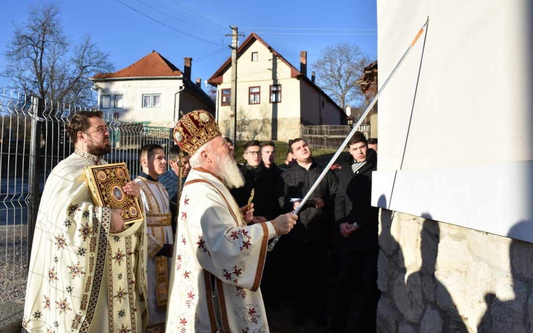 Mitropolitul Clujului a resfințit Biserica din Nearșova