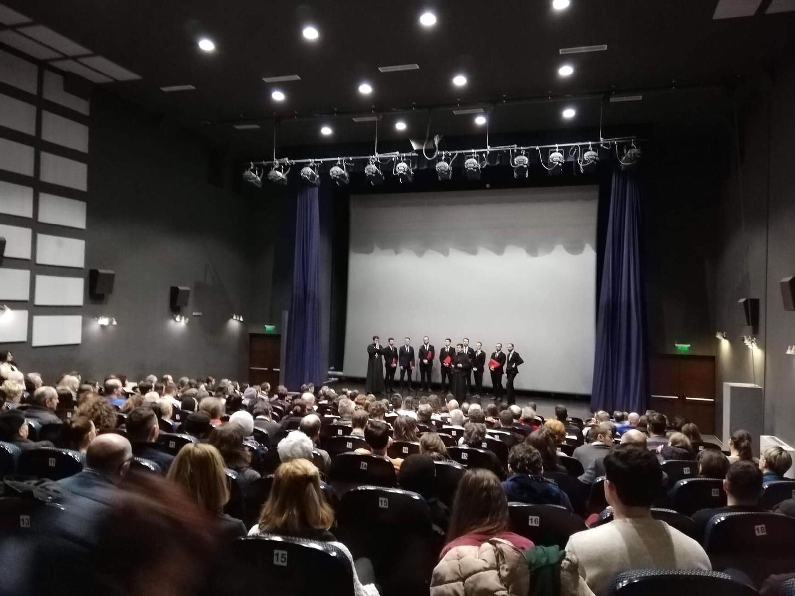 „Între chin și amin”, proiectat la cinema Dacia
