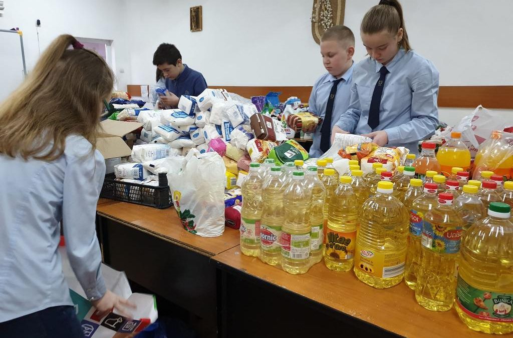 Peste trei tone de alimente şi alte bunuri, donate de elevii unei şcoli bistrițene copiilor nevoiaşi