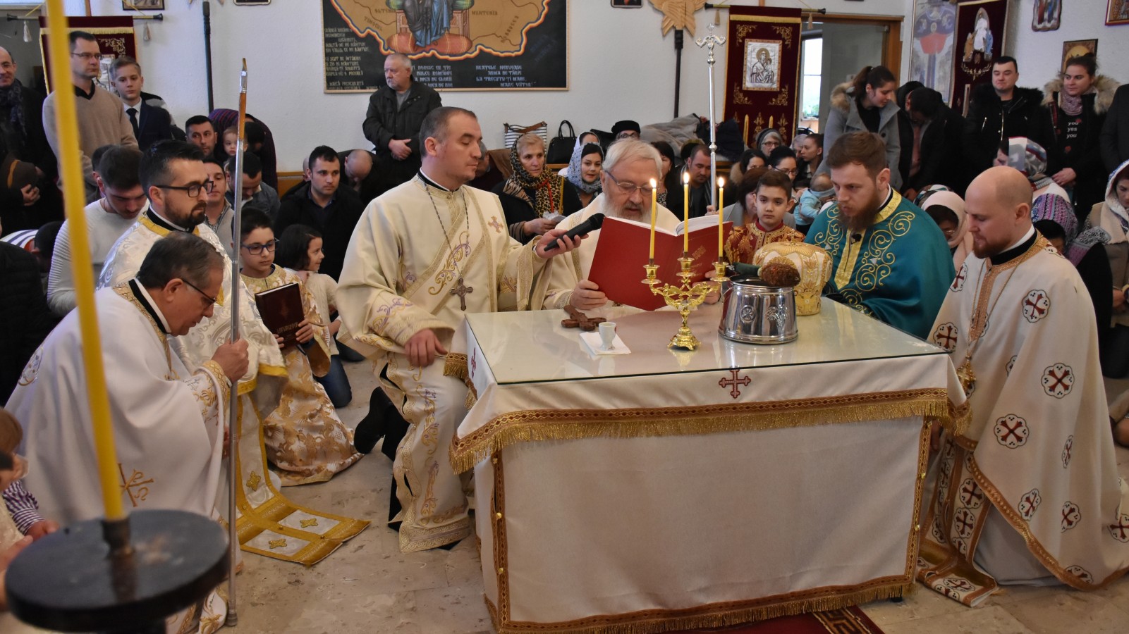 Mitropolitul Clujului a sfințit iconostasul Paraclisului Parohiei românești din Passau