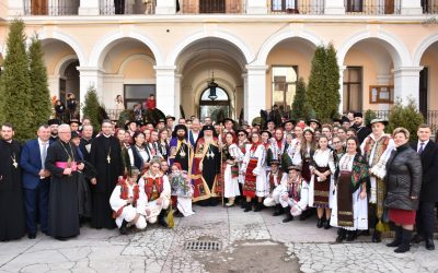 Tineri bistrițeni în straie tradiționale, prezenți la hirotonia episcopului-vicar Benedict Bistrițeanul
