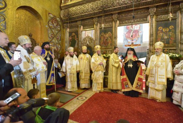 Noul episcop-vicar al Arhiepiscopiei Clujului, hirotonit în prezența a mii de credincioși