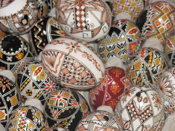 REPORTAJ | Ouăle „închistrite”, oglinda costumului popular din Bucovina