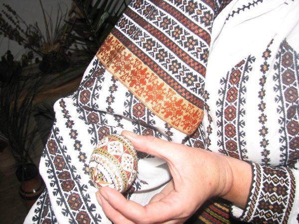 REPORTAJ | Ouăle „închistrite”, oglinda costumului popular din Bucovina