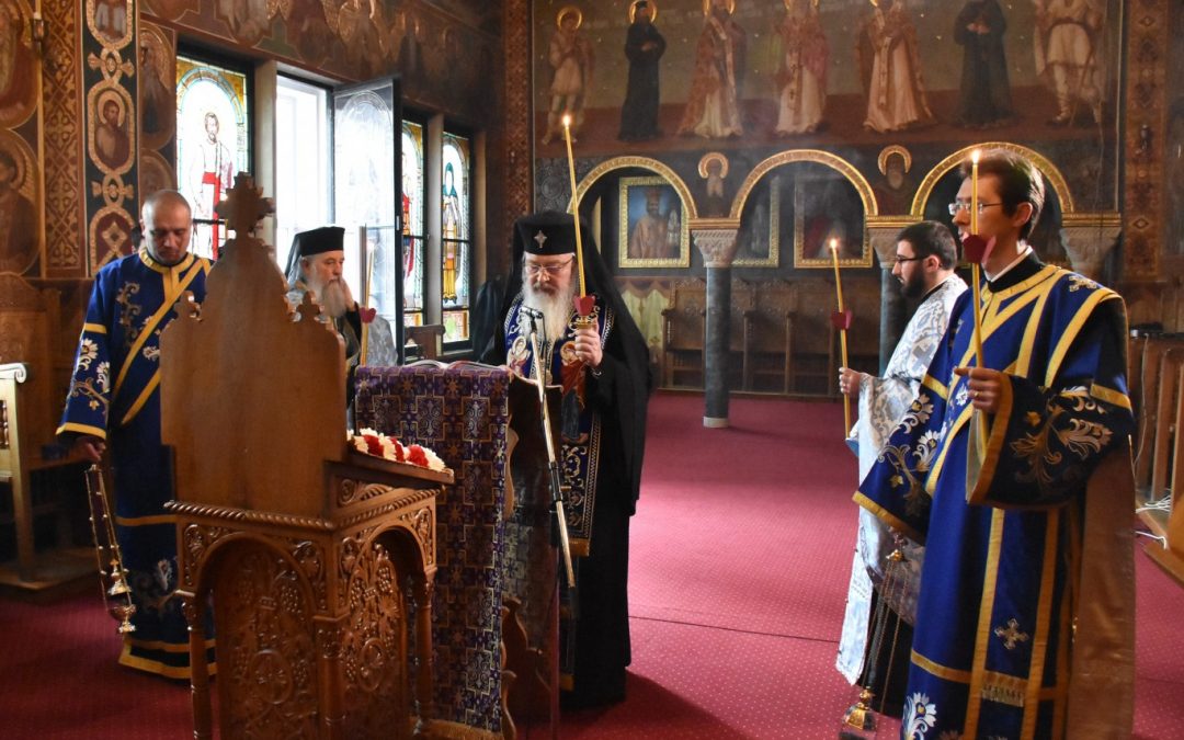 Mitropolitul Clujului a oficiat Denia Acatistului Bunei Vestiri și s-a rugat Maicii Domnului „să nu ne lase să pierim pe cale”