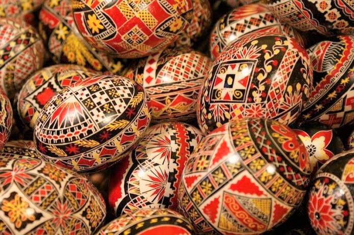REPORTAJ | Ouăle „închistrite”,  oglinda costumului popular din Bucovina