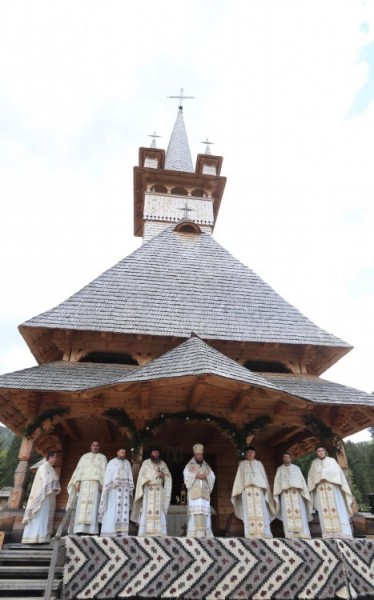 PS Timotei Sătmăreanul a liturghisit la mănăstirea de la Budeşti, cu prilejul hramului