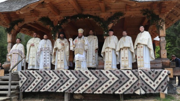 PS Timotei Sătmăreanul a liturghisit la mănăstirea de la Budeşti, cu prilejul hramului