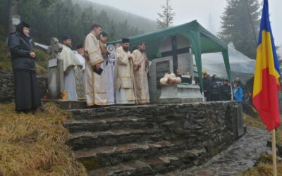 Eroii români, cinstiți la Monumentul de pe Vârful Grui, în prezența Preasfințitului Benedict Bistrițeanul