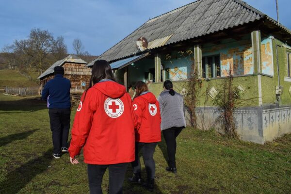 Tone de alimente și echipamente medicale, donate de filiala Cluj a Crucii Roșii, în timpul pandemiei