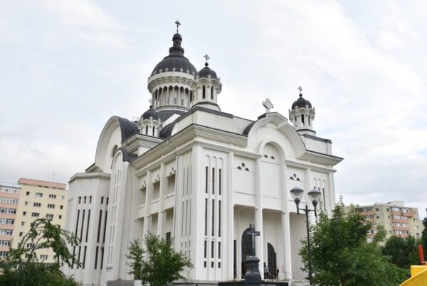 Biserica cu hramul „Sfinții Apostoli Petru și Pavel” din cartierul clujean Mănăștur, închinată Eroilor Revoluției de la 1989, zidită între anii 1990-2018 și  cunoscută și sub numele de „Catedrala din Mănăștur”.