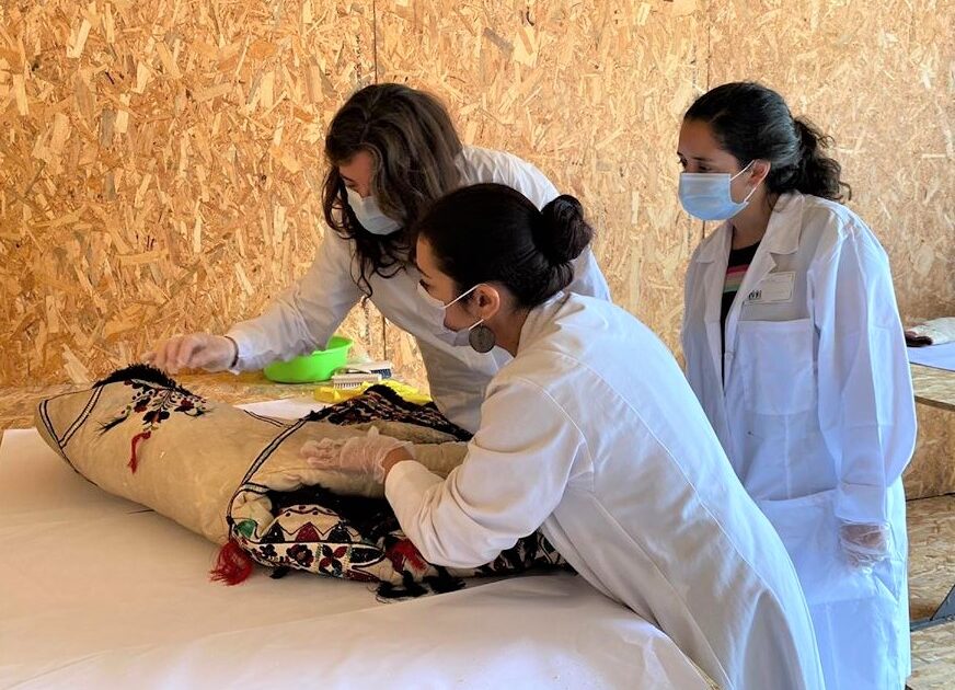 Studenți din şapte ţări învată la Bistrița cum se restaurează cojoacele tradiționale din piele