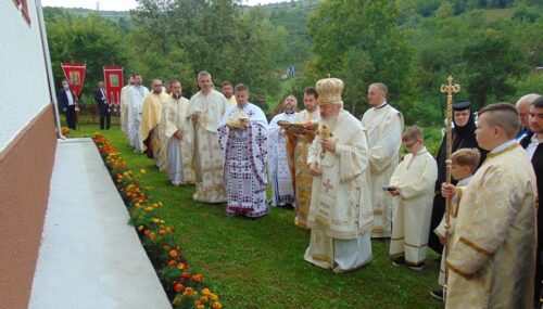 Mitropolitul Clujului a resfințit biserica Parohiei Sâmboieni
