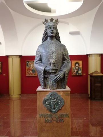 Statuia domnitorului Ștefan cel Mare și Sfânt de la Muzeul Mitropoliei Clujului
