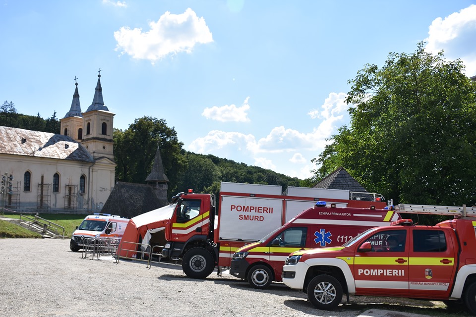 La mănăstirea Nicula, sute de jandarmi, polițiști și pompieri asigură măsurile de ordine publică. Prefectul judeţului Cluj: „Toate sunt exclusiv pentru sănătatea pelerinilor”