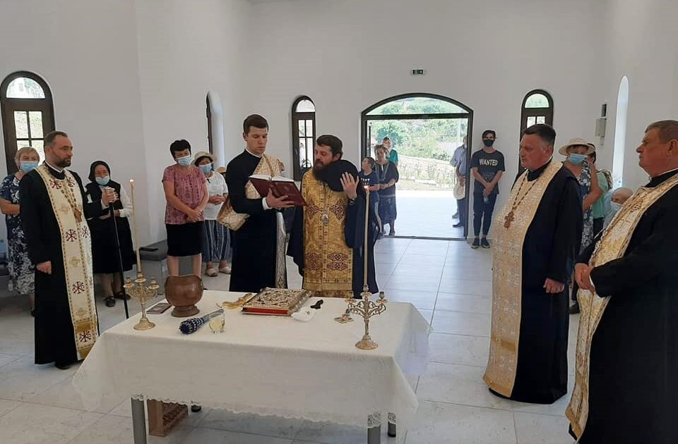 PS Părinte Benedict Bistrițeanul, în mijlocul credincioșilor din Gădălin