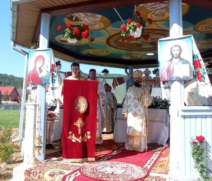 Lucrările efectuate la Biserica din Dumbrăveni, binecuvântate de Episcopul-vicar Benedict Bistrițeanul