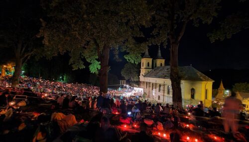 Miile de pelerini au cântat la Nicula Prohodul Maicii Domnului, alături de Mitropolitul Clujului și preoții slujitori