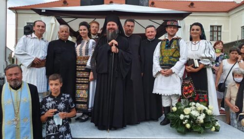 Episcopul Macarie i-a binecuvântat pe bistriţeni la Concertul de pricesne organizat de Răsunetul. Credincioşii şi artiştii s-au rugat Maicii Domnului, la Biserica Coroana