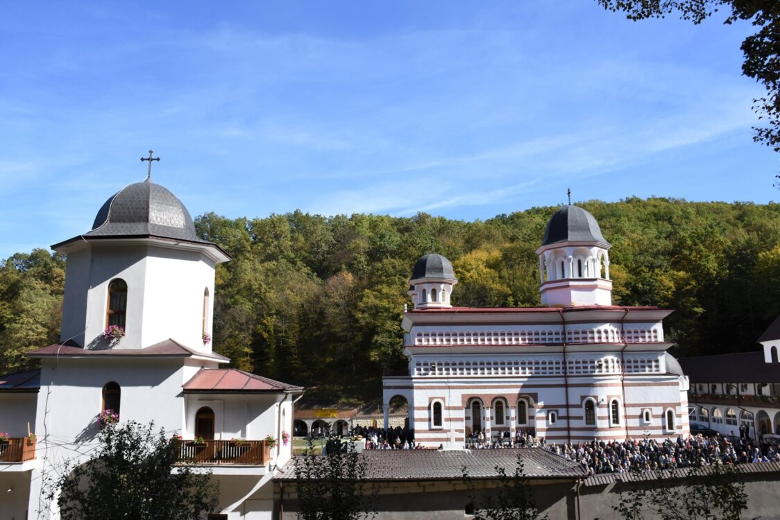 INTERVIU | Stareța Mănăstirii Florești: „Ne facem umăr pentru cei ce plâng și ureche de ascultat durerile tuturor”